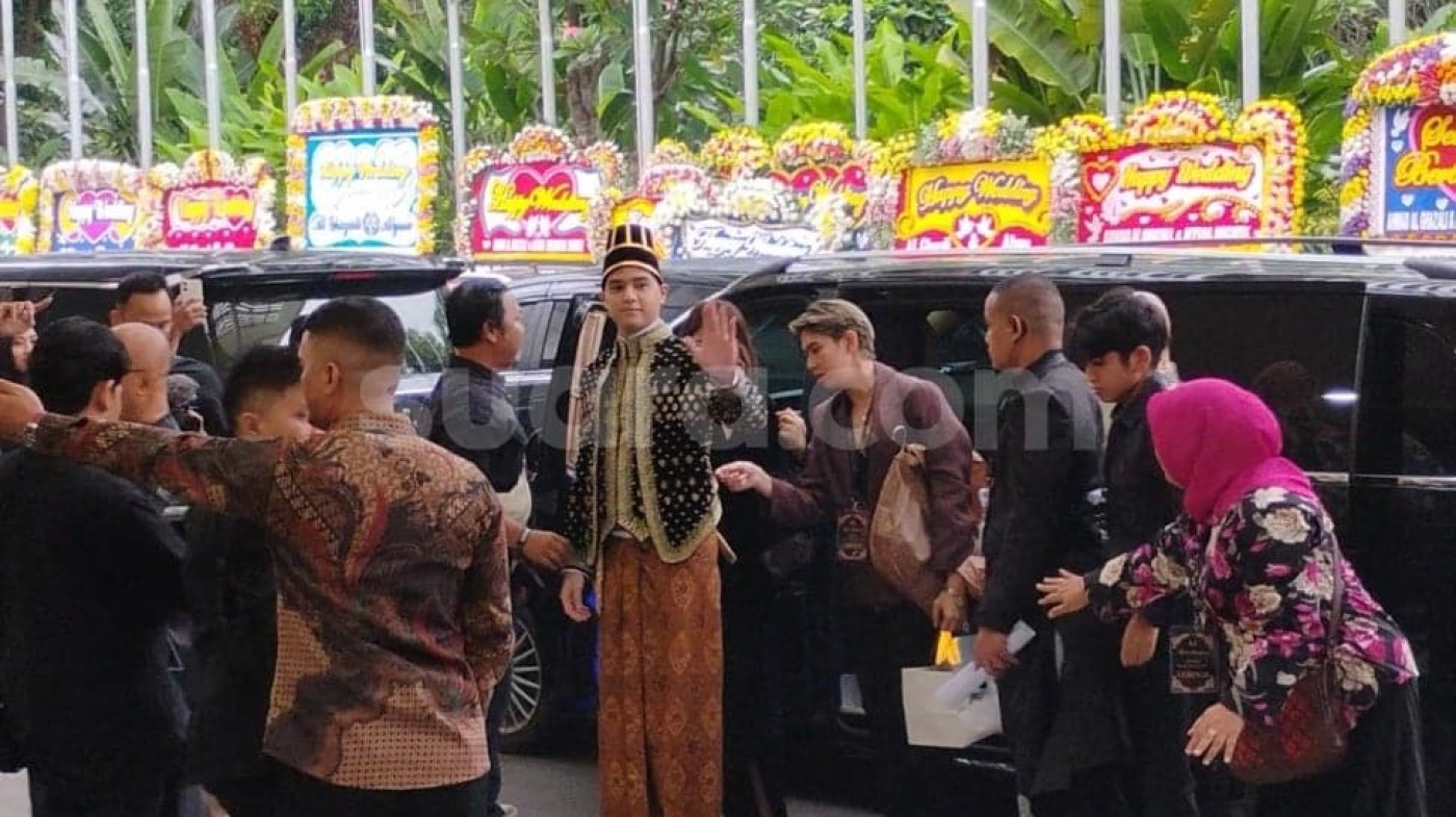 Andre Taulany Berulah Lagi: Karangan Bunga Nyeleneh di Ngunduh Mantu Al Ghazali