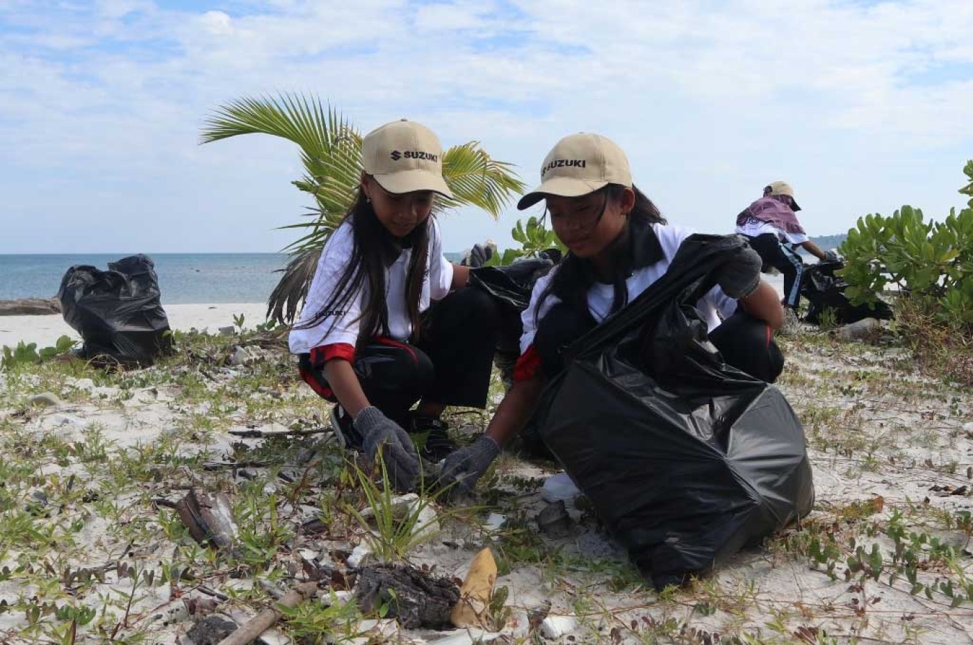 Tak Cuma Bikin Mesin Tempel, Suzuki Aktif Jaga Kebersihan Pantai Indonesia