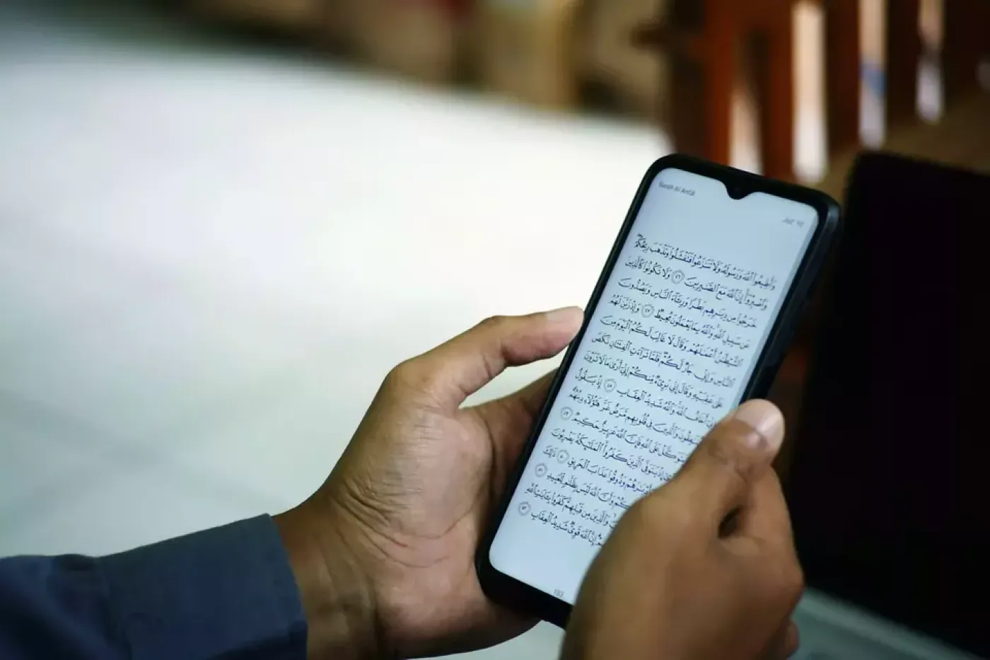 Hukum Membaca Al-Qur’an di HP: Simak Penjelasan Lengkap dan Faktual