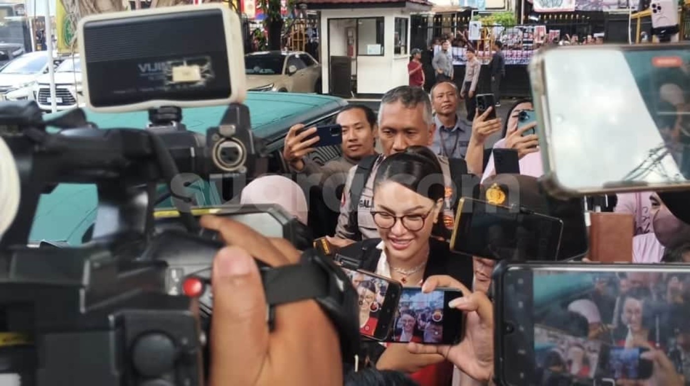 Habis Nangis, Nikita Mirzani Ancam Reza Gladys: 'Aku Bisa Penjarain Orang'