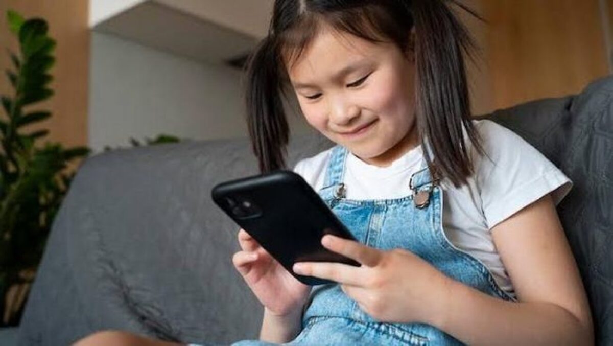 Apakah Anak Boleh Memiliki HP? Panduan Bijak Memilih dan Mengawasi Penggunaan Gadget Anak