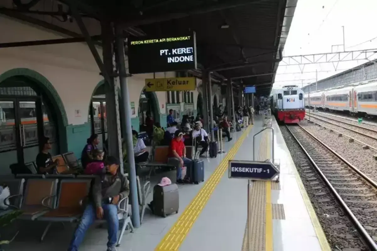 Penutupan Akses: 12 Kereta dari Senen Berhenti Sementara di Jatinegara
