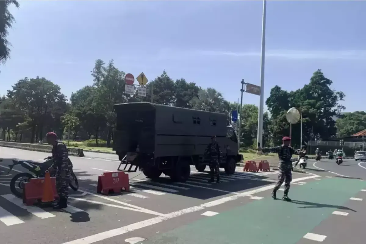 Imbas Demo, Petugas Sekat Lalu Lintas Menuju Mako Brimob Kwitang-MelaluiPengaturanTraffic