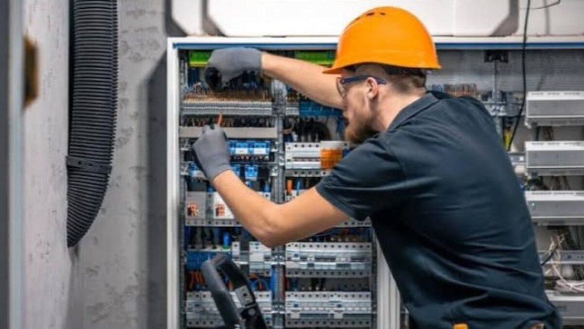 Tak Akan Lenyap, 8 Profesi Jadul Justru Jadi Tambang Emas di Era AI 2025