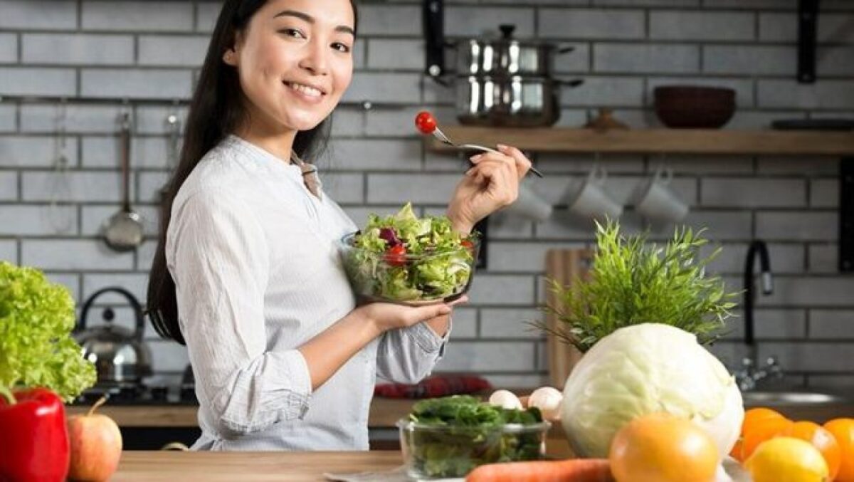 8 Makanan yang Baik untuk Menjaga Daya Tahan Tubuh: Panduan Nutrisi Terbaik 2025