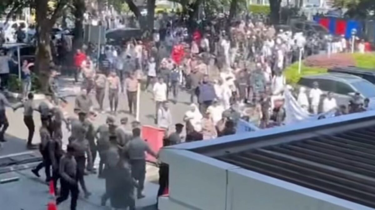 Ormas GRIB Jaya Geruduk Golf Pondok Indah, Warganet Sebut Meresahkan