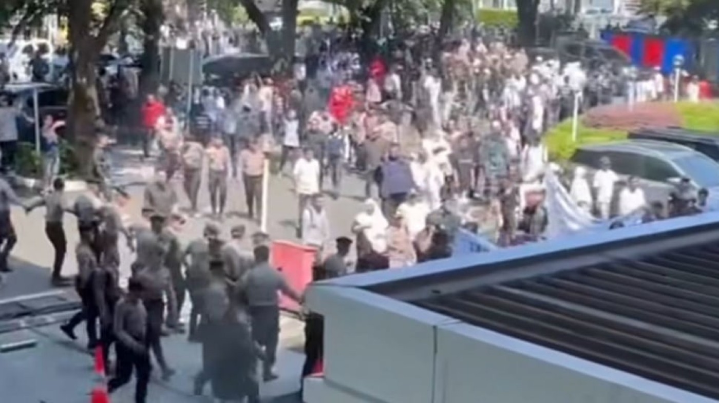 Ormas GRIB Jaya Geruduk Golf Pondok Indah, Warganet Sebut Meresahkan