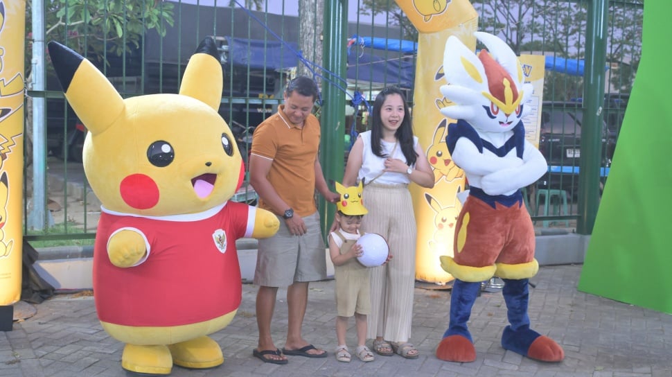 Nonton Bola Makin Seru, Pikachu Temani Anak-Anak di AFF U23 di Lapangan Hijau
