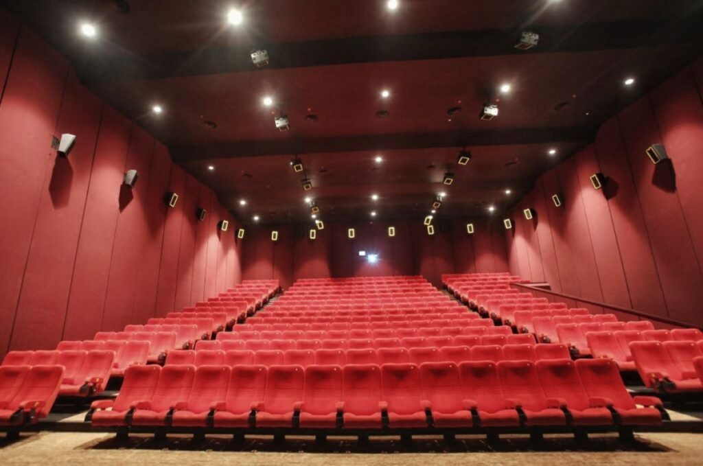 Jadwal Bioskop Surabaya Hari Ini: Daftar Film & Harga Tiket Terbaru