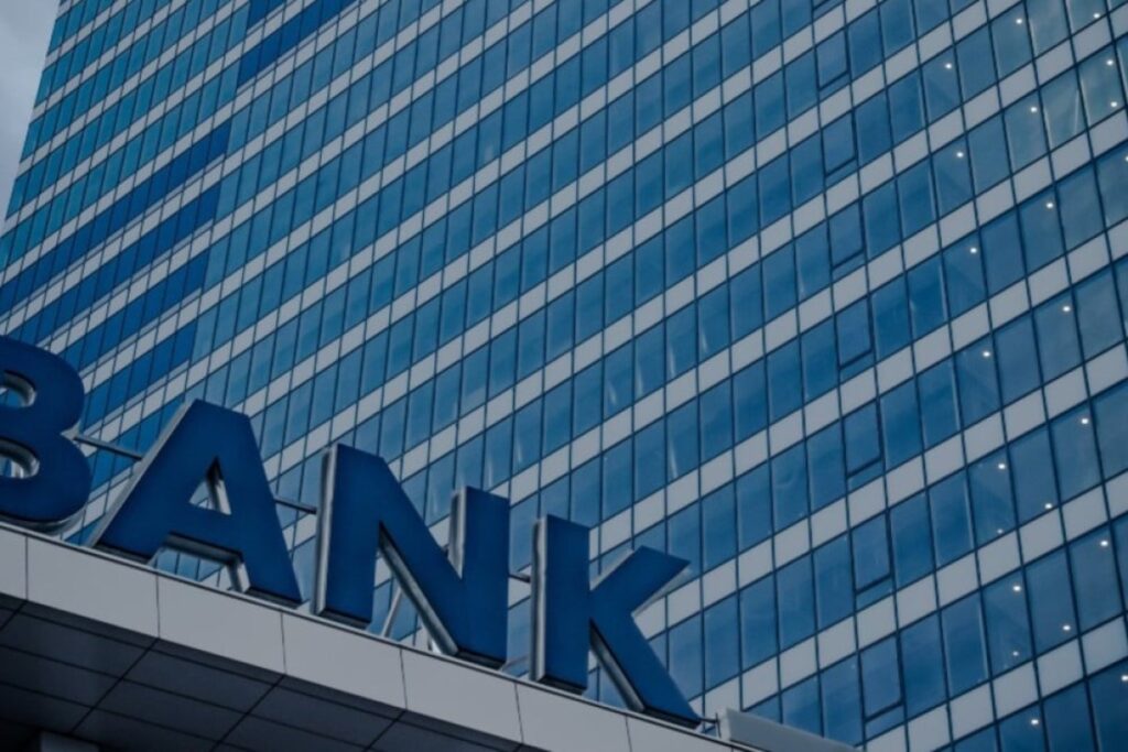 Ancaman PHK Meningkat, Bank BUMN & Swasta Kompak Pangkas Kantor Cabang