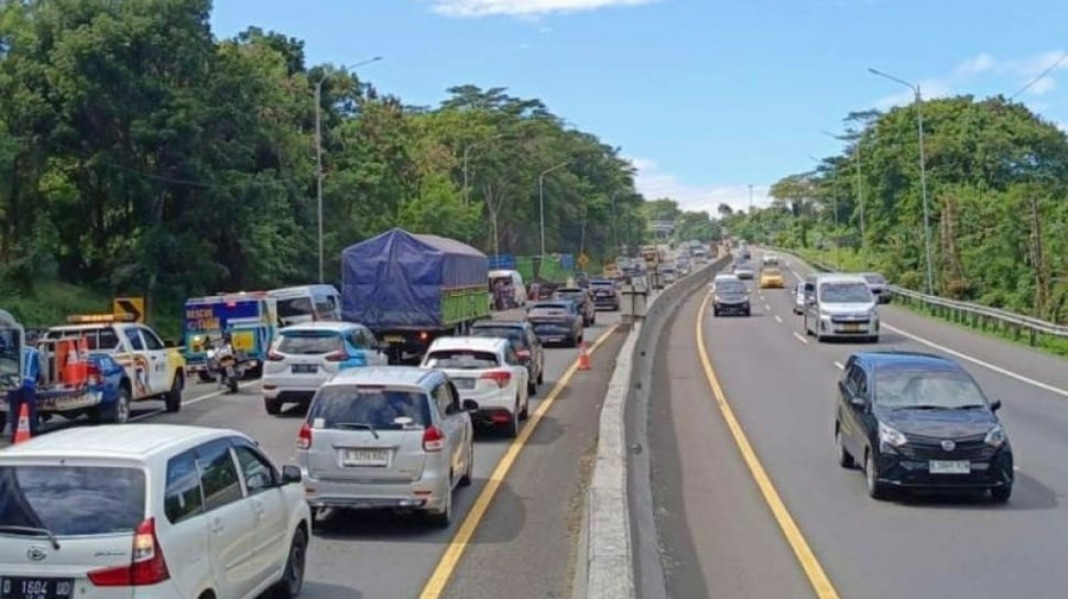 Sejumlah Mobil Alami Ban Bocor di Tol Cipularang, Pengelola Tol Dituntut Ganti Rugi