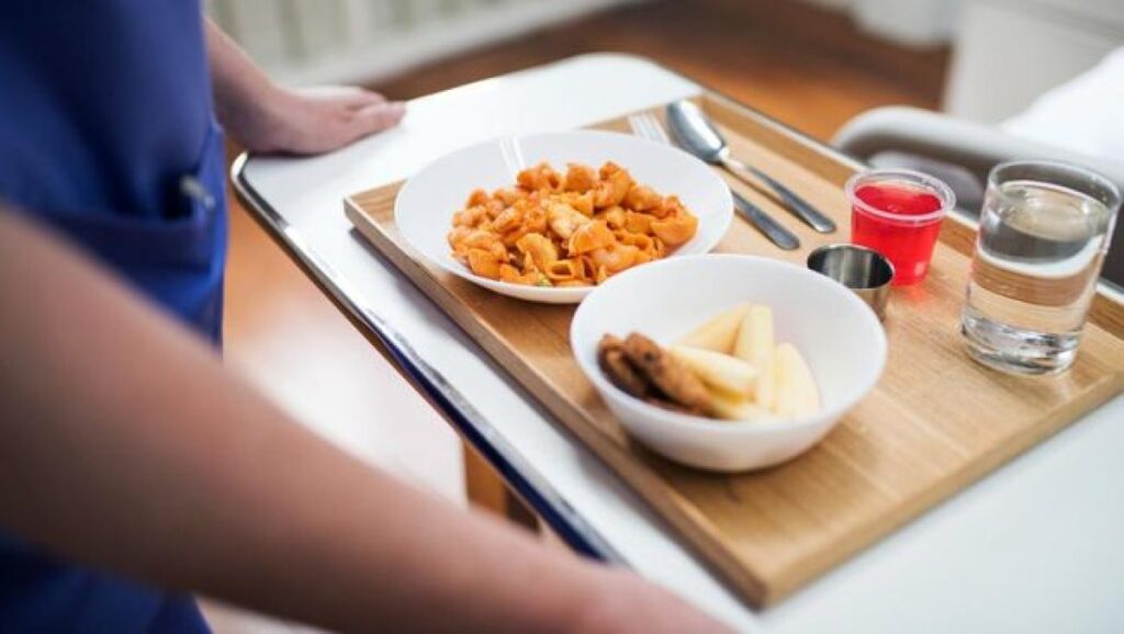 Daftar Makanan yang Boleh dan Dilarang Dibawa ke Pesawat: Aturan Terbaru 2025