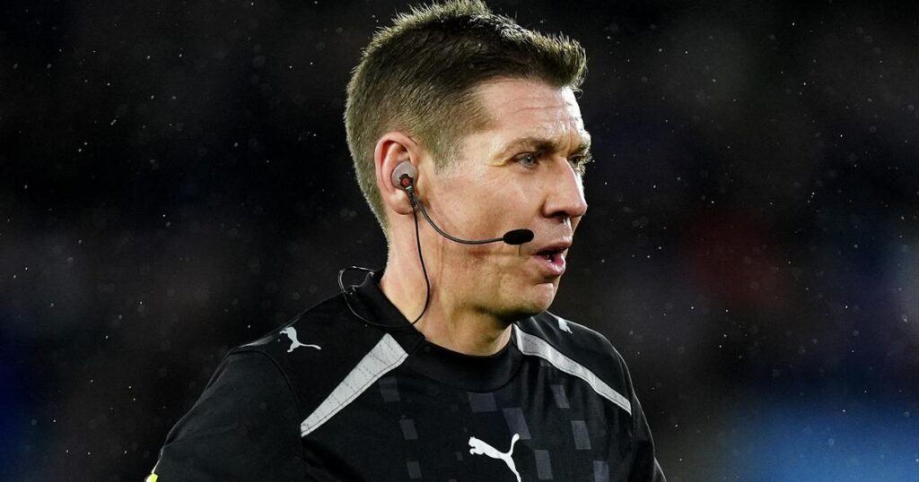 Oxford United vs Ipswich Town: Profil Wasit Matthew Donohue dan Perannya di Pertandingan