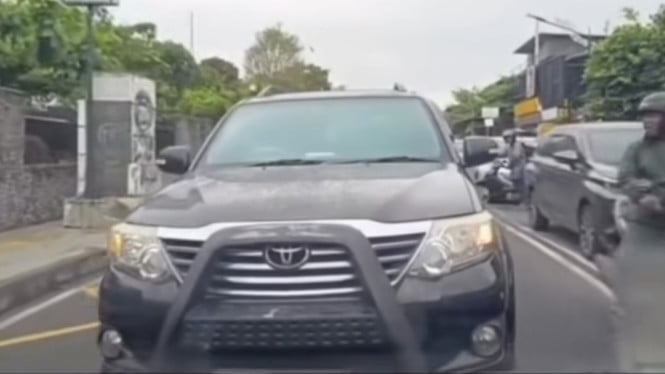 Pengemudi Fortuner Kena Semprot di Bar-Bar Jalan, Ini Kronologi dan Dampaknya