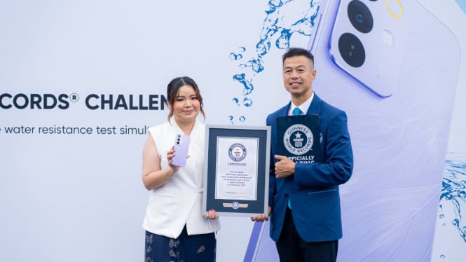 Realme C85 Dibanting ke Air dengan Formasi Domino, Hasil Uji Ketahanan Bikin Melongo