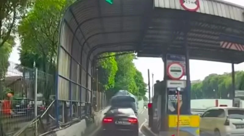 Ngumpet di Belakang Pikap, Audi A8L Terekam Hindari Bayar Tol: Fakta dan Kronologi Kejadian