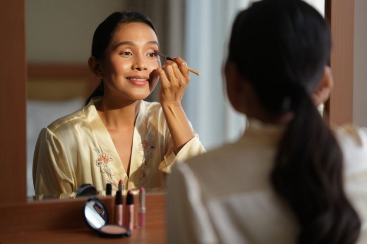 7 Tips Makeup untuk Usia 40 Tahun ke Atas agar Wajah Tetap Fresh, Elegan, dan Awet Muda