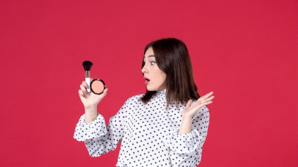 7 Powder Foundation Tahan Lama untuk Pekerja Kantoran, Makeup Flawless Sehari Penuh