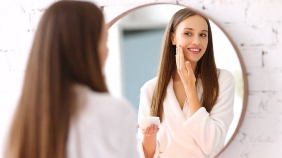 10 Rekomendasi Skincare Wardah Ampuh Atasi Flek Hitam untuk Usia 40 Tahun Ke Atas