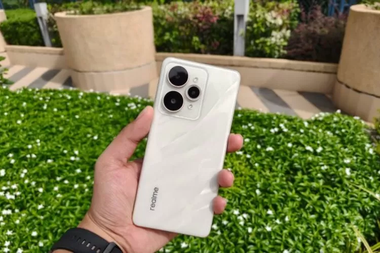 realme 15 5G Hadirkan Layar AMOLED Cerah 144 Hz, Benarkah Lebih Unggul di Kelasnya?