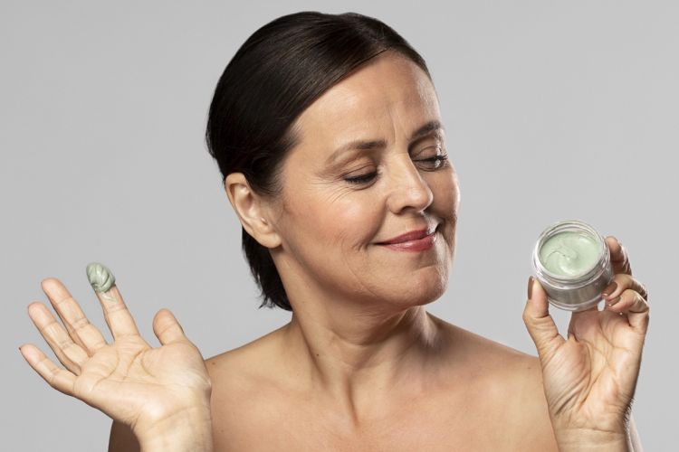 10 Rekomendasi Moisturizer di Bawah Rp 100 Ribu untuk Mengencangkan Wajah Usia 40+