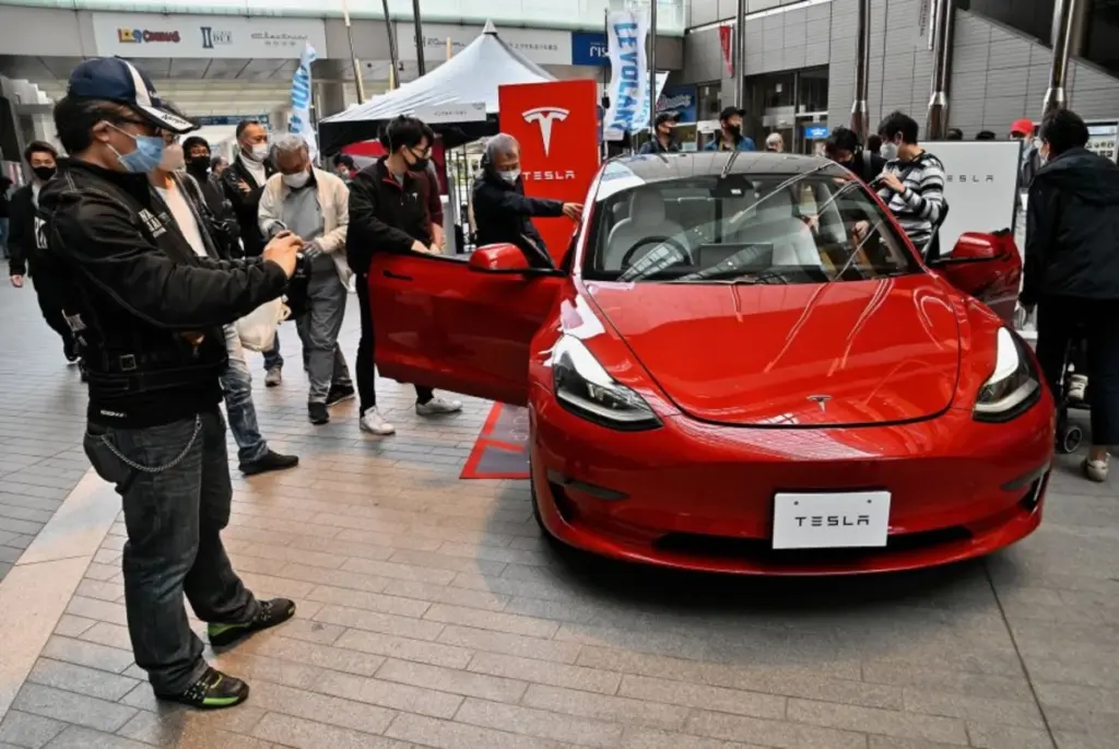 NHTSA Selidiki Masalah Mekanisme Buka Pintu Darurat pada Tesla Model 3