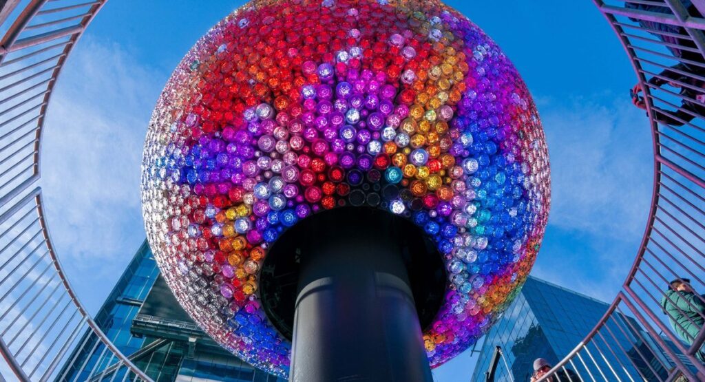 Perayaan Malam Tahun Baru di Times Square Hadirkan Penurunan Bola Kedua yang Spektakuler