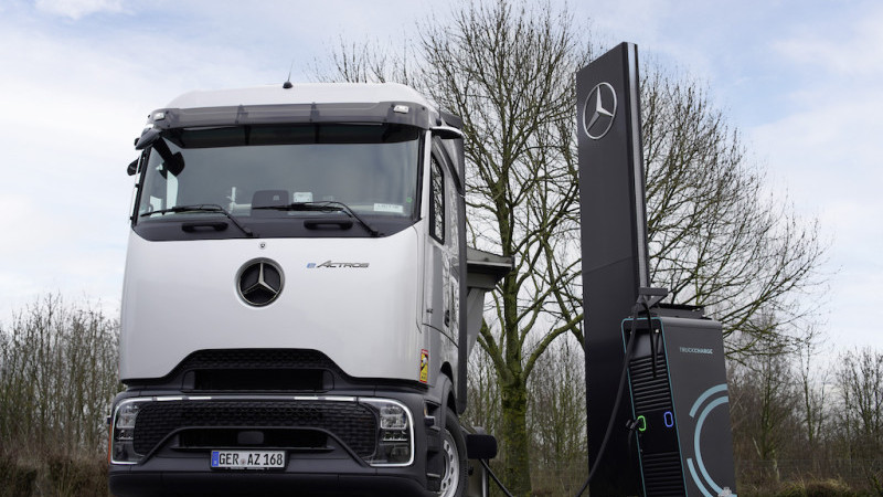 Daimler Truck Fasilitasi Titik Pengisian Daya Umum untuk Kendaraan Listrik Komersial