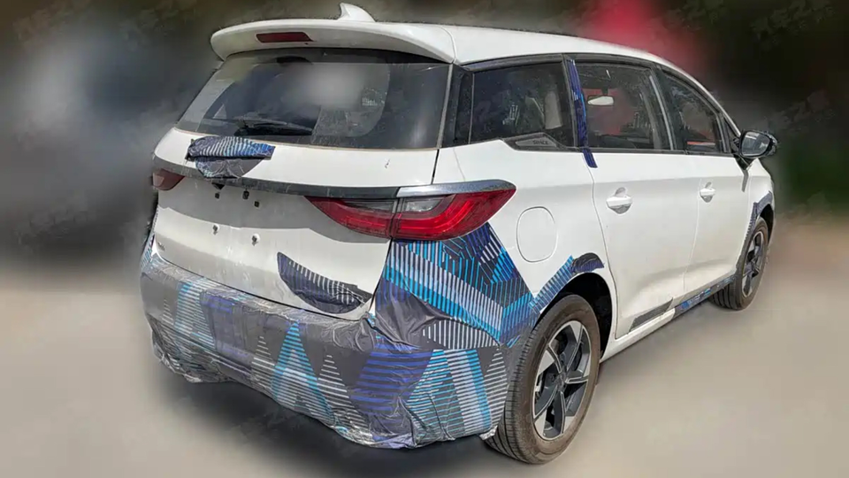 Desain BYD M6 Terbaru Bocor, Kini Hadir Versi BHEV dengan Fitur Lebih Modern