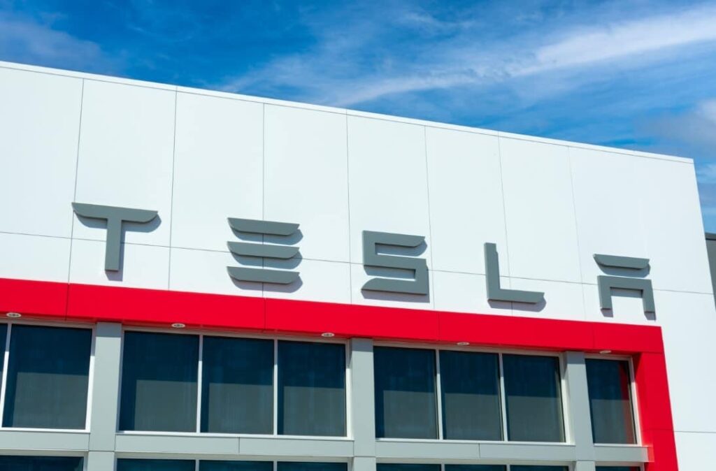 Penjualan Tesla di Tiongkok Naik 9,9% pada November, BYD Turun 5,3% di Pasar Domestik