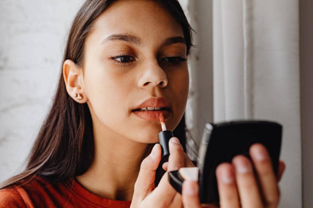 12 Rekomendasi Lipstik Tahan Lama, Tidak Mudah Luntur Saat Makan dan Minum