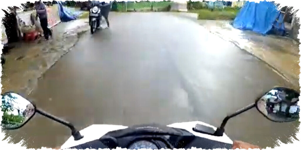 Tips Aman Berkendara Motor di Jalan Licin Saat Hujan Ringan: Pengereman, Kecepatan & Jarak Aman