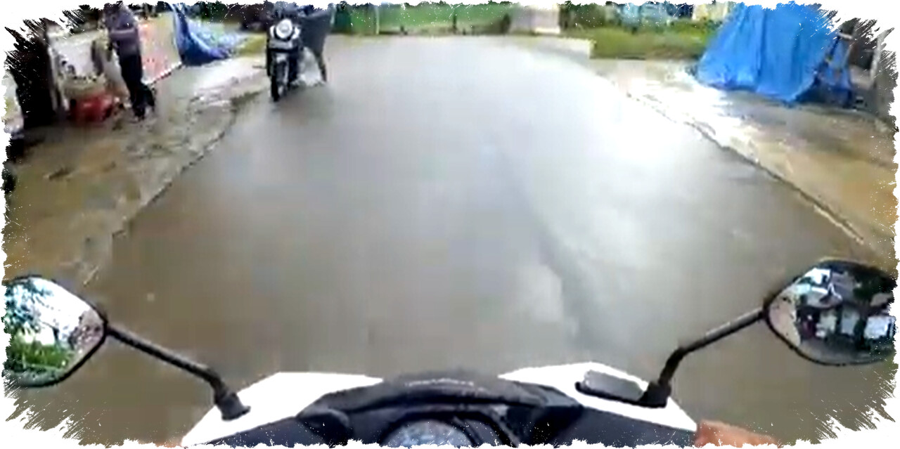 Tips Aman Berkendara Motor di Jalan Licin Saat Hujan Ringan: Pengereman, Kecepatan & Jarak Aman