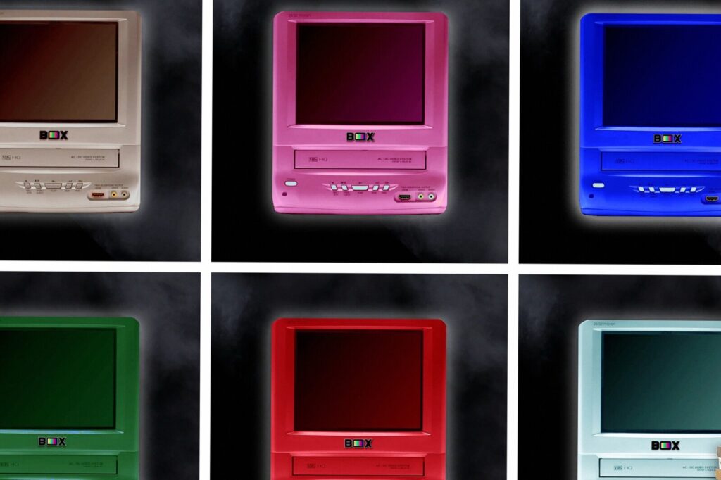 RetroBox TV dengan Desain Retro, Pemutar VHS Bawaan, dan Konektivitas HDMI serta Konsol Modern