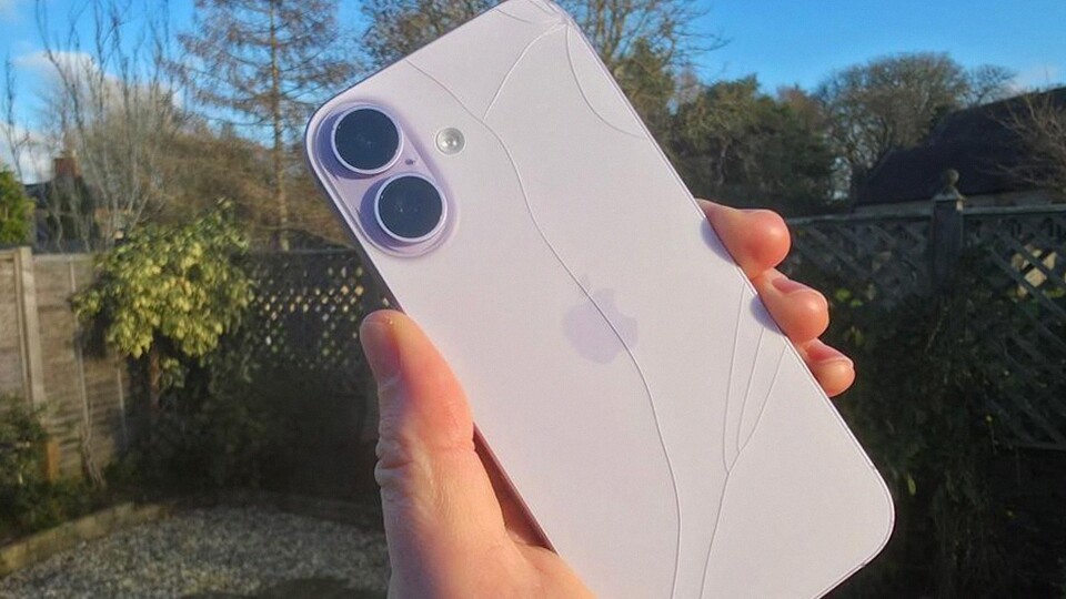 Apple hapus titanium di iPhone 17, jadi lebih ringan tapi rentan lecet dan pecah kaca!