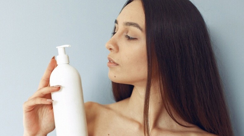 4 Sampo Urang-Aring Terbaik untuk Menghitamkan & Menyuburkan Rambut Secara Alami