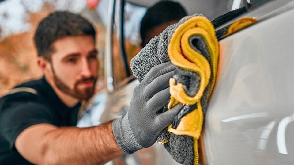 Perlukah Mengeringkan Mobil dengan Tangan Setelah Dicuci? Ini Penjelasannya!