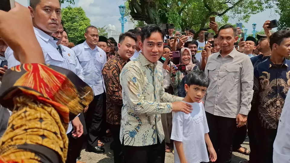 Gibran Salat Jumat di Masjid Agung Keraton Solo, Warga Antusias Sambut Momen Langka