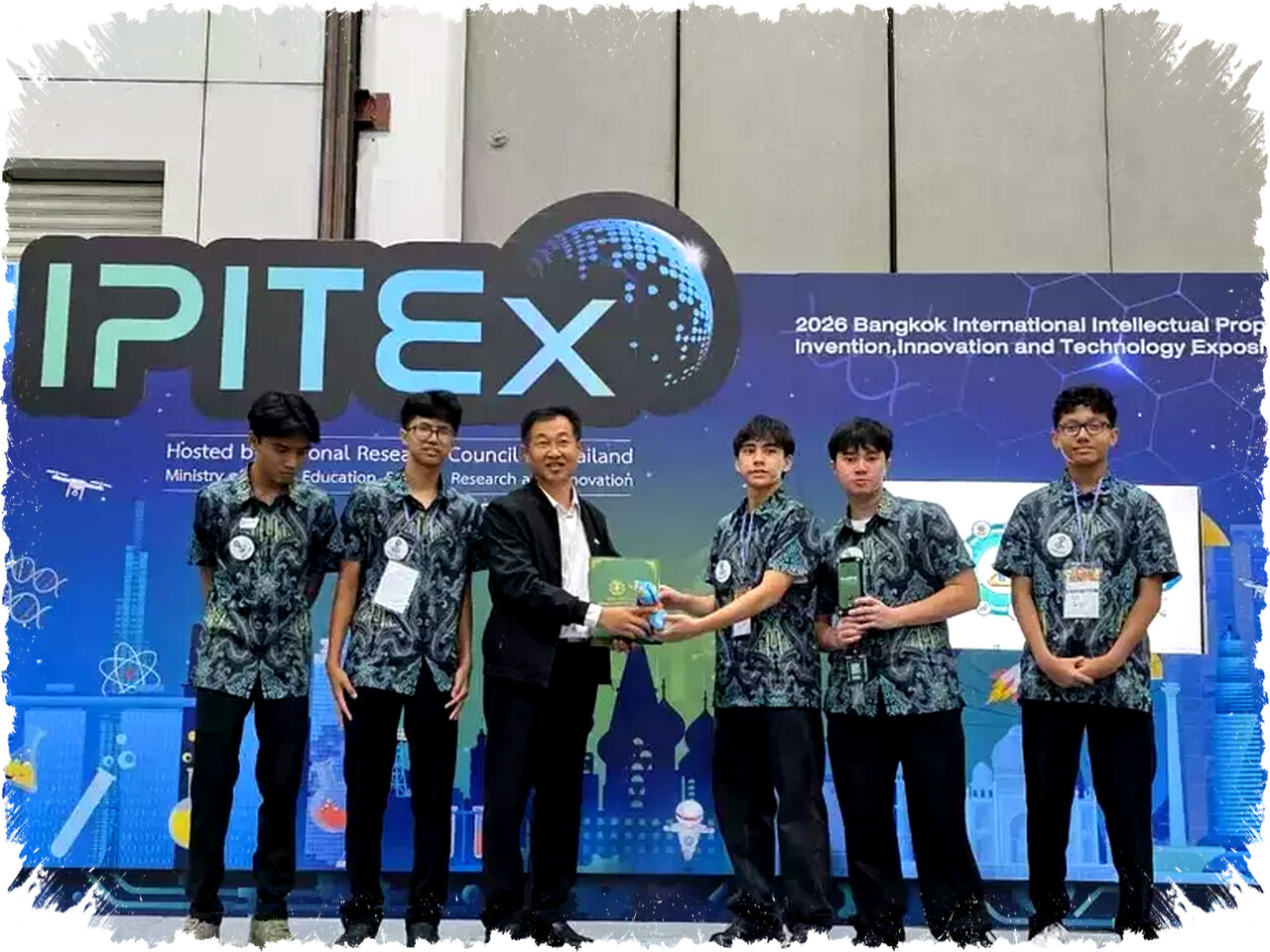 Pelajar Indonesia Menangkan Emas Ipitex dengan Inovasi Alat Deteksi Kualitas Tanah Cepat