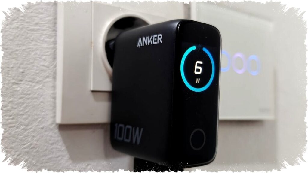 Serunya Pantau Output Daya Real-time di Layar Charger Anker Smart Display B121B Saat Isi Ulang Banyak Perangkat