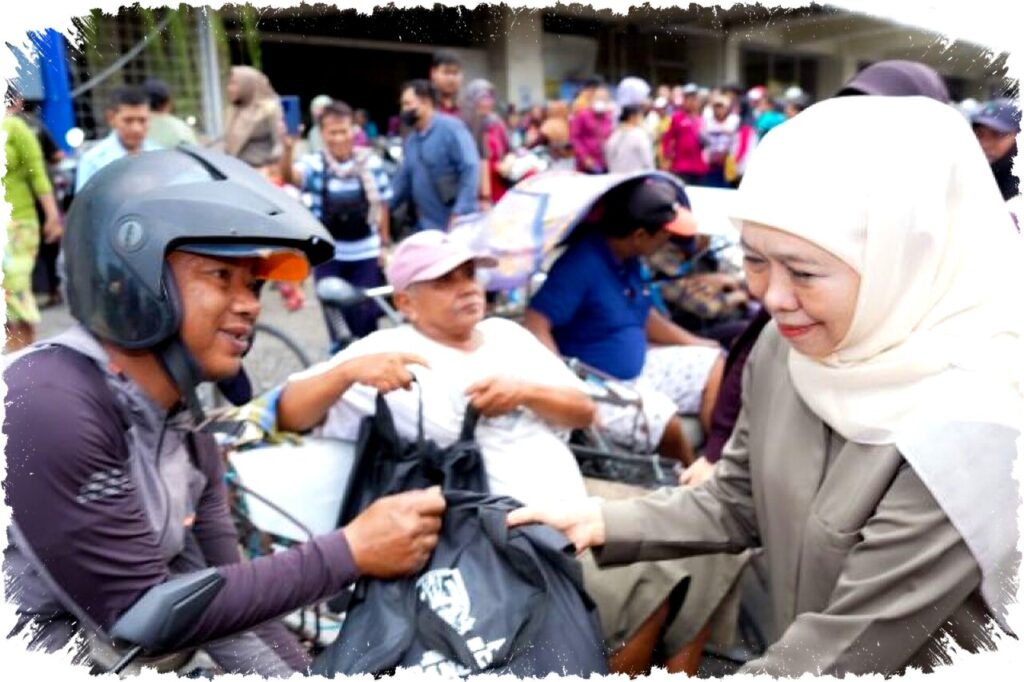 Khofifah Bagikan 290 Paket Sembako untuk Ojol & Marbot Jelang Ramadhan: Strategi Atasi Kenaikan Harga atau Sekadar Gimik Politik?