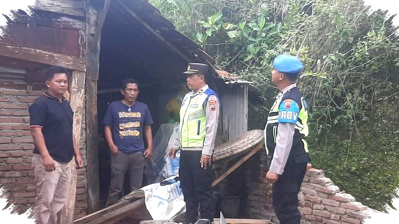 Dapur Warga Kalirejo Ambruk Diterjang Hujan Angin, Kebumen Kembali Dihadang Cuaca Ekstrem