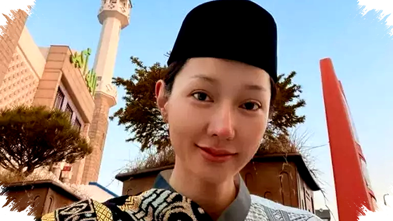 Gaya Unik Lucinta Luna Tampil Berpakaian Muslim Pria saat Salat Id, Simak Detailnya!