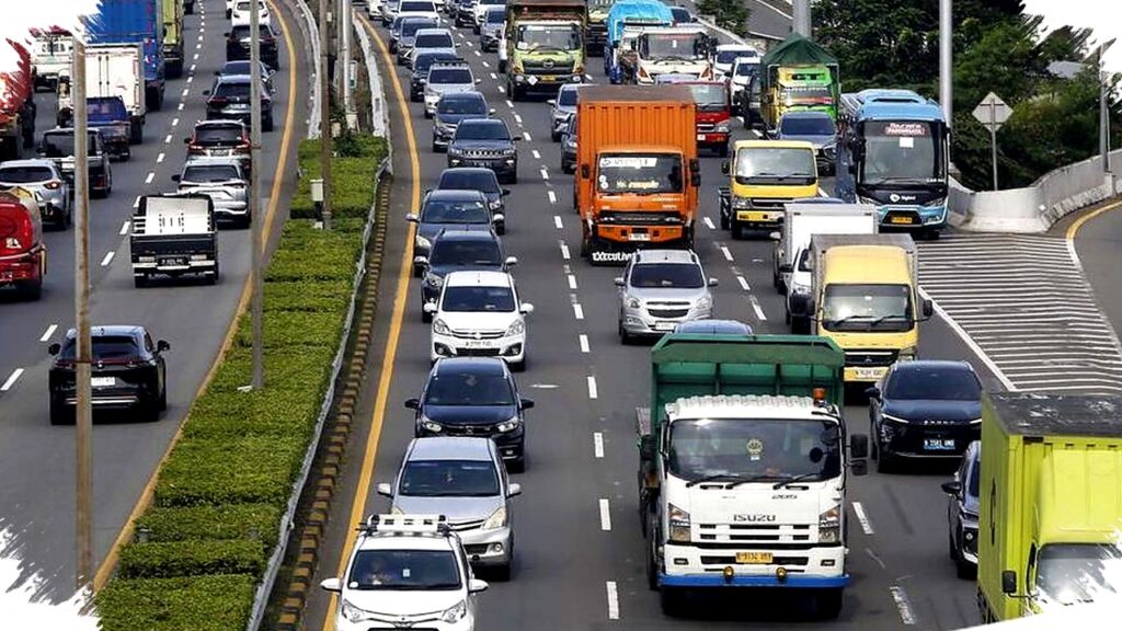 Melanggar Larangan Barang Wajib Oper Alih, Truk Sumbu Tiga Nekat Hambat Arus Mudik Jawa Barat