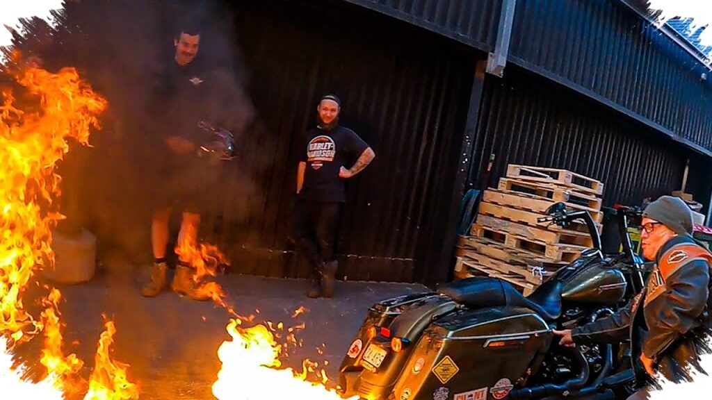 Moge Harley Davidson Hangus Saat Dipanaskan, Api Diduga Berawal dari Korsleting di Denpasar Timur