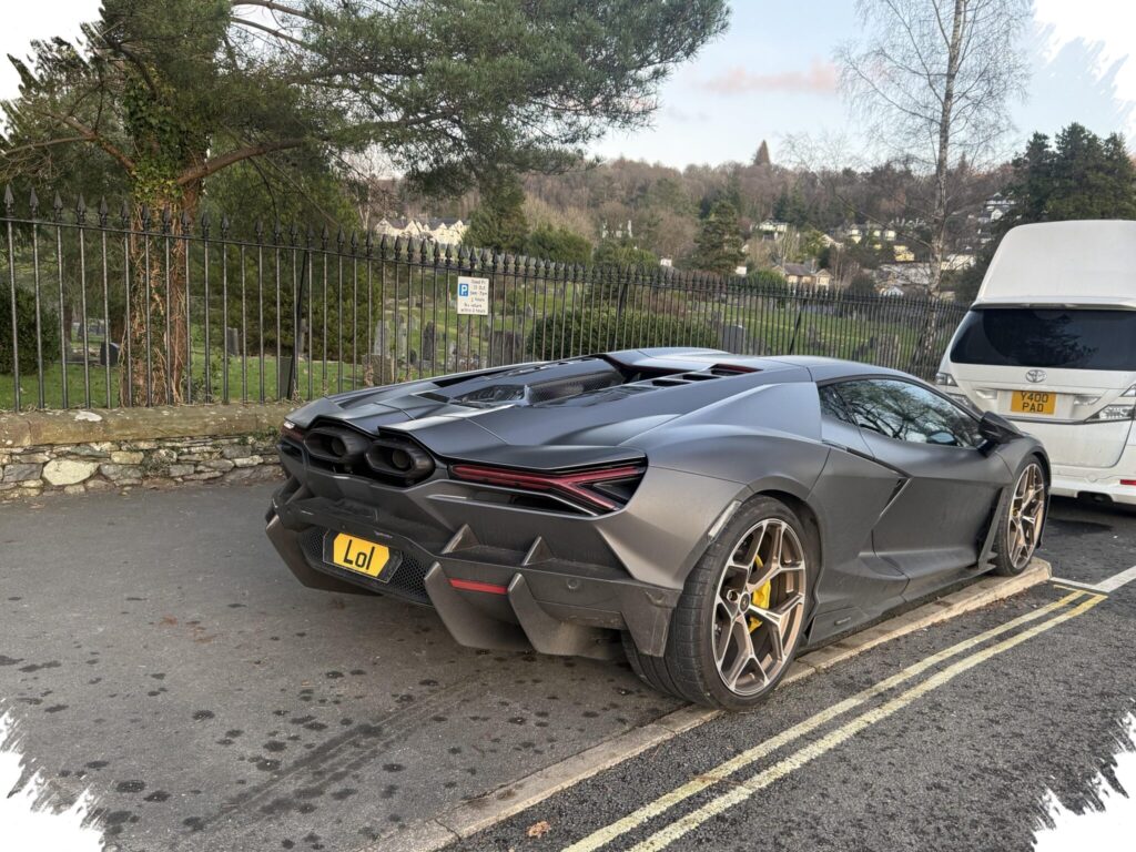 Truk Tinggi Ini Telan Lamborghini Di Parkiran, Pengemudinya Bahkan Tak Sadar
