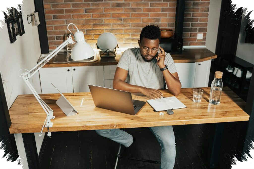5 Tipe MBTI Cowok yang Paling Betah Kerja Remote, Bukan Karena Santai Tapi Karena Disiplin Mereka Mematikan