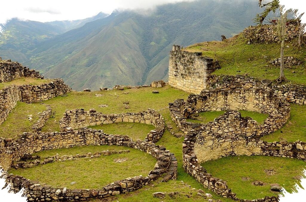 Benteng Kuélap Di Andes, Kota Batu Setinggi 3.000 Meter Dengan 420 Bangunan Melingkar