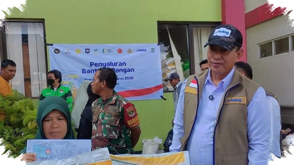 Bulog Turunkan 20 Kg Beras dan 4 Liter Minyak ke Bekasi, Ribuan Warga Menunggu Bantuan Ini