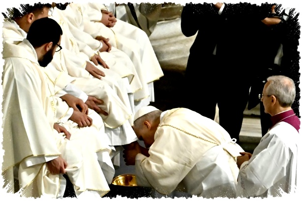 Paus Leo XIV Cuci Kaki 12 Imam di Roma, Kembali ke Tradisi yang Dihidupkan Fransiskus